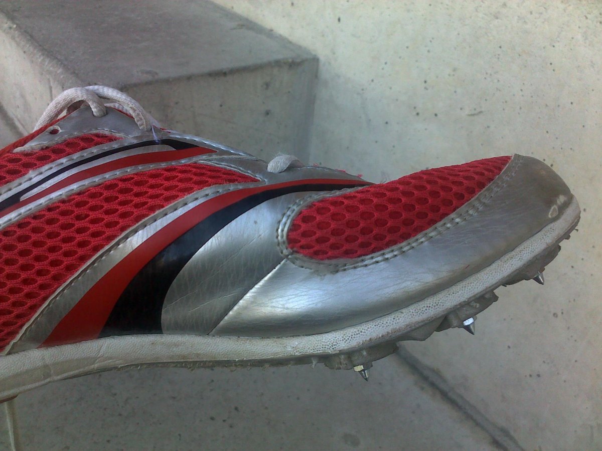 Zapatilla de clavos de atletismo vista de lado.