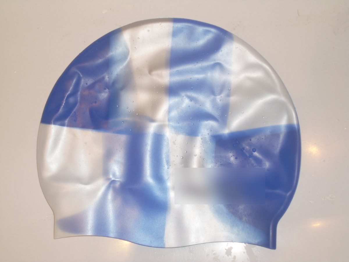Gorro de natación de silicona apoyado sobre una superficie.