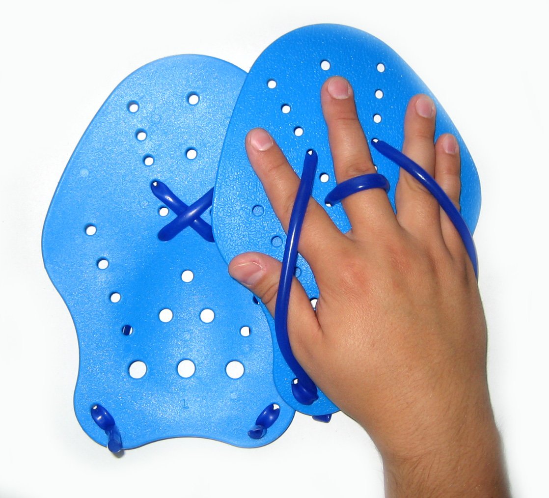 Palas de natación azules con una mano colocada en la goma del dedo corazón.