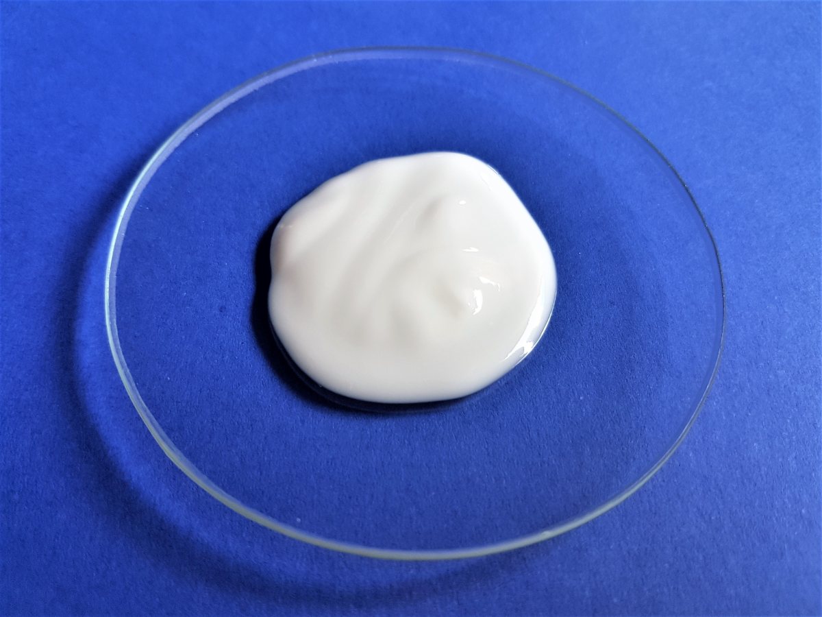 Un poco de crema hidratante sobre un plato.