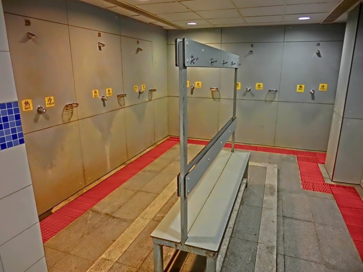Duchas del vestuario de una piscina.